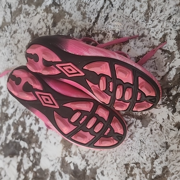 Umbro Youth Soccer Cleats - Picture 5 of 8